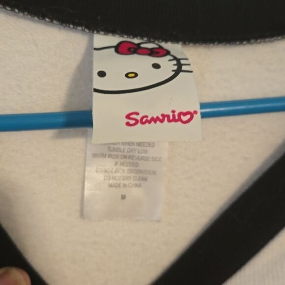 Set of Juniors or womens size medium hello kitty and Sanrio sweatshirt - Picture 4 of 7